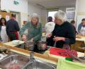 Bild: fvo
In der Schulküche des AELF in Weiden bereiten die Teilnehmer des Bio-Kochkurses unter Anleitung von Koch Gerd Reinhardt (rechts) aus Schönsee das französische Gericht "Boeuf Bourguignon" zu.