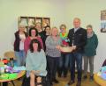Bild: sei
Die Damen der Handarbeitsrunde übergaben an Bürgermeister Richard Kammerer (Zweiter von rechts) 20 Paar handgestrickte Babysöckchen.