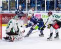 Archivbild: Werner Moller
Am Freitag beginnt die Best-of-5-Serie um den Aufstieg in die DEL2 zwischen den Blue Devils Weiden und den Starbulls Rosenheim. Packende Szenen sind garantiert, wie hier mit Nardo Nagtzaam vor dem Kasten von Starbulls-Keeper Andreas Mechel. Rechts der Rosenheimer Verteidiger Maximilian Vollmayer.