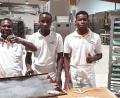 Bild: Ulf Fischer/exb
Seit kurzem absolvieren (von links) Gilbert Kossi Mawussi, Boris Kodjovi Houessou und Antoine Agbeve aus Togo ihre Bäcker-Ausbildung bei der Bäckerei Nußstein - voller Freude und Fleiß, lobt ihr Chef Ulf Fischer.