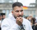 Bild: Bernd von Jutrczenka/dpa
Attila Hildmann bei einer Demonstration gegen die Corona-Politik der Bundesregierung am Bundeskanzleramt (2020).