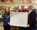 Bild: Kunz
Der Lions-Club Goldene Straße spendet der Tafel 1500 Euro. Weitere 1000 Euro erhält das Frauenhaus.
