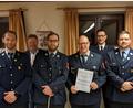 Bild: Markus Felbinger
Der neue Vorstand der Feuerwehr Hiltersdorf gemeinsam mit Gratulanten und einem neuen Ehrenkommandanten (von links): 1. Vorsitzender Johannes Schanderl, Bürgermeister Alwin Märkl, 2. Kommandant und 2. Vorsitzender Christoph Wittmann, Ehrenkommandant Markus Schwarz, KBI Armin Daubenmerkl und 1. Kommandant Christian Schwarz.