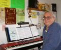 Bild: pz
Cezary Antkowiak in seinem Arbeitszimmer. An der Wand die Plakate bisheriger Musiktheater-Aufführungen, die er jeweils mit dem Piano begleitete.