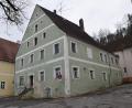 Bild: bö
Das ehemalige Ackerbürgerhaus am Marktplatz soll in den nächsten Jahren zum Naturparkzentrum umgebaut werden. Die geschätzten Kosten liegen bei etwa 3 Millionen Euro. 2,3 Mio. Euro gibt es an Fördermitteln, 700.000 Euro ist der Anteil des Marktes Hohenburg.