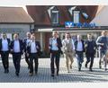Bild: Wolfgang Steinbacher
Sie verbanden die Pressekonferenz zum Amberger-Sulzbacher Firmenlauf mit sportlicher Bewegung (erste Reihe von links): Stefan Badura, Holger Theiss (beide Grammer AG), Erich Übler, Andreas Reindl (beide VR-Bank Amberg-Sulzbach), Organisator Sven Hindl, der Amberger Bürgermeister Franz Badura, der Ursensollener Bürgermeister Albert Geitner und Jürgen Frischmann (Frischmann Druck und Medien).