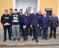 Bild: gi
Die Feuerwehr Etzgersrieth wird die nächsten drei Jahre von dieser Vorstandschaft mit Matthias Balk (Vierte von rechts) an der Spitze geführt. Dazu gratulierten Kreisbrandinspektor Martin Weig (rechts) und zweiter Bürgermeister Bernhard Rom (Zweiter von links).