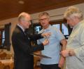 Bild: hcz
Vorsitzender Peter Ertl und stellvertretender Kreisvorsitzender Alfons Betzl verleihen Günther Dotzler (von links) das große Verdienstkreuz am Bande.