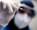 Archivbild: Britta Pedersen/dpa
Ein Arzt nimmt mit einem Teststäbchen eine Probe für einen PCR-Test: Das Gesundheitsamt Amberg fordert ehemals PCR-positiv Getestete auf, an einer Befragung zu Long-Covid und Post-Vac-Syndrom teilzunehmen.