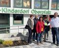 Bild: Maria Schlögl/exb
Der Frauenbund Oberköblitz überreichte dem SOS-Kinderdorf Immenreuth eine Spende in Höhe von 400 Euro.