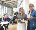Bild: Gabi Schönberger
Sabine Guhl (rechts) ist die Freude anzusehen. Sie ist zuversichtlich, mit Elli Javanzade als Pächterin im Lesecafé der Regionalbibliothek einen guten Fang gemacht zu haben.