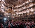 Bild: Daniel Vogl/dpa
Besucher und Besucherinnen sitzen zur Eröffnung des Opernhaus-Museums im Markgräflichen Opernhaus.