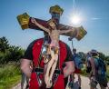 Bild: Armin Weigel/dpa
Jeder trägt sein Kreuz. Für viele Katholiken in Bayern ist es derzeit die Kirche selbst, aus der sie lieber austreten als weiter dabeizubleiben.