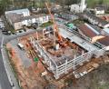 Bild: Geitner/exb
Ein Autokran hebt die Betonfertigteile für die Zuschauertribüne in der neuen Mehrzweckhalle in Wernberg-Köblitz ein.