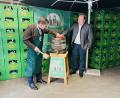 Bild: Christina Geiger/Pressestelle Weiden/exb
Gelungene Festbierprobe: OB Jens Meyer (links) und Festwirt Christian Papert beim Fassanstich.