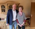 Bild: ads
Bei bester geistiger und körperlicher Gesundheit feierte Elvira Schorner in Kemnath am Buchberg ihren 90. Geburtstag, zu dem ihr auch Bürgermeister Marcus Eichenmüller gratulierte.