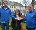 Bild: jr
Alex Hutterer (links) und Stefan Helgert vom Burschenverein Mitterteich überreichten eine 300-Euro-Spende für das Kinderhaus Purzelbaum an Leiterin Ulrike Merz-Neudert.