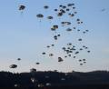 Symbolbild: bö
Elf Fallschirmspringer der US-Armee verletzten sich bei der Landung am Donnerstag. Doch bis auf einen konnten alle das Krankenhaus wieder verlassen.