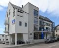 Bild: gf
Im neuen Gebäude der VR-Bank Amberg-Sulzbach in der Regensburger Straße in Amberg sind neben den Bankräumen auch Penthouse-Wohnungen sowie die Katholische Jugendfürsorge der Diözese Regensburg beheimatet.