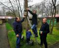 Bild: gz
Vorsitzender Martin Eckert (rechts), Stellvertreter Stefan Schmid (links) und Kassier Hans Zierer befestigen Nistkästen an den Bäumen im Vogelpark. Auch der Enkel von Zierer, der vierjährige Max Bulenda, hilft mit.