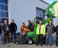 Bild: hm
Das neue Mähgerät Amazone Profihopper wurde an den städtischen Bauhof übergeben.