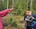 Bild: Realschule im Stiftland/exb
Die angehende Forstingenieurin Elena Männer zusammen mit interessierten Jungs der Realschule im Stiftland im Schulwald bei Waldsassen.