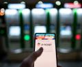 Bild: Fabian Strauch/dpa
Das Deutschlandticket ist ein rein digitales Angebot. Wer es in DB-Reisezentren kaufen will, braucht dafür ein Smartphone.