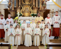 Bild: rab/Caudill
Zehn Kinder aus der Pfarreiengemeinschaft Freihung-Großschönbrunn feiern mit Pfarrer Benny Joseph und seinen Ministranten ihre Erstkommunion in der Pfarrkirche Heilig Dreifaltigkeit.