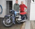 Bild: ige
Georg Lehner (rechts) hat die Technik der alten DKW minutiös überholt, jetzt kann sie ihre 14 PS wieder voll ausspielen.- zur Freude des neuen Besitzers.