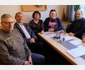 Bild: le
In ihrer Hand lag die Entscheidung über die Auslösung des SoVD-Ortsverbandes Floß mit sofortiger Wirkung. Von links: Gerhard Schaller, Fritz Sommer, Brigitte Beer, Alexandra Gailitzdörfer, Bernhard Höning und Fred Lehner.