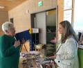 Bild: Dominik Höfner, PI Oberviechtach/exb
Polizeioberkommissarin Daniela Ziereis (Links) informiert die Senioren beim Stammtisch der AWO über "Schockanrufe".