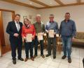 Bild: Siedlergemeinschaft Mitterteich/exb
Ehrungen standen bei der Siedlergemeinschaft Mitterteich an. Im Bild (von rechts) Vorsitzender Matthias Kraft, Peter Röder, Detlef Meyer, Sieglinde Lang und Bürgermeister Stefan Grillmeier.