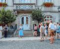 Archivbild: sfo
Friederike Schwägerl (Mitte) ist eine von insgesamt neun neuen Gästeführer der Stadt Bärnau. Bei der allerersten Führung durch die Altstadt waren einige Stadträte, Wandergesellen und Besucher aus dem Landkreis dabei.
