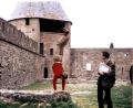 Bild: Archiv Heimbucher
1968 gab es beim Besuch auch eine Führung durch die Cité, eine mittelalterliche Befestigungsanlage. Bernard Marteleur, der lange Sekretär des Carcassonner Chores war, beobachtet hier Gerhard "Dodo" Heimbucher bei einem Handstand.