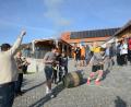 Bild: bey
Bürgermeister Markus Ludwig (links) gibt im Beisein von stellvertretendem Landrat Albert Nickl (links, im HIntergrund) das Startzeichen zum 23. Internationalen Bierfassrollen von Störnstein nach Chodova Plana.