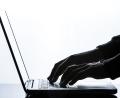 Symbolbild: Silas Stein/dpa
Eine Betrügerbande hat 30 Mal versucht, Pakete auf fremden Namen online zu bestellen und abzufangen. Jetzt muss sich der Abholer der Bande vor dem Landgericht Weiden verantworten.