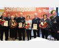 Bild: Hirsch
Vorsitzender Thomas Wilhelm (rechts) und Kommandant Markus Ries (Zweiter von links) ernannten Erhard Graf, Erwin Merkl, Josef Piehler und Karl Ries (von links) zu Ehrenmitgliedern der Feuerwehr Schmidgaden. Für die Ehefrauen gab es Blumen.