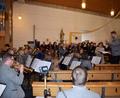 Bild: oe
Gemeinsam tragen Frauenchor, Männergesangsverein und Blaskapelle unter dem Dirigat von Tim Winkler (rechts) die Schubert-Messe in der Pfarrkirche Ammerthal vor.