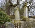 Bild: szl
Das Kriegerdenkmal in Hohenthan soll neu gestaltet und damit pflegeleichter werden. Einen entsprechenden Antrag genehmigte der Stadtrat.