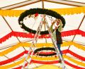Bild: Petra Hartl
Brezn und Maßkrug werden als Deko aufgehängt: Das Festzelt mit Platz für 1500 Personen steht bereits. Auch eine Almhütten-Bar und ein Biergarten gehören dazu.