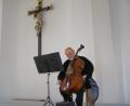 Bild: pz
Cellist Ludwig Frankmar gestaltete am Sonntag im Barocksaal von Schloss Fockenfeld ein Solokonzert mit seinem Barockcello.