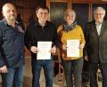 Bild: vsr
Vorsitzender Jürgen Rosner (links) ehrte Wolfgang Witt und Claudia Grasser für ihre jahrzehntelange Treue zum Ski- und Tennisclub Krummennaab. Dritter Bürgermeister Reinhard Naber (rechts) gratulierte den Geehrten.