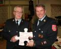 Bild: wfw
Der Amberger Stadtbrandrat und Landesjugendwart der Bayerischen Jugendfeuerwehr, Heinrich Scharf, übergibt das von ihm beschriftete Puzzleteil an den stellvertretenden Kommandanten der Feuerwehr Schnaittenbach, Stefan Reindl.