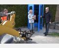 Bild: fz
Maria Woppmann freut sich, dass nun auch in Irchenrieth eine Bücherzelle steht.