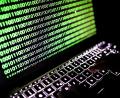 Symbolbild: Oliver Berg/dpa
In der Max-Reger-Halle klärt der Cyber-Profi Thomas Rechl rund 600 Schülerinnen und Schüler über die Gefahren des Internets auf.