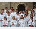 Bild: jp
15 Kinder aus der Pfarrei Kastl feiern mit Pfarrer Clemens Bombeck aus Neumarkt und Religionslehrerin Franziska Kneissl Erstkommunion.