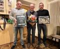 Bild: gau
Dem neuen FC-Ehrenmitglied Georg Reindl (Mitte) gratulieren Fußball-Spartenleiter Gerhard Schnabel (links) und FC-Vorsitzender Hans Fischer..