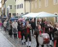 Bild: pop
Noch im Regen: Der Kirchenzug mit vielen Ehrengästen und Vereinen.