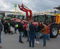Bild: jr
Gleich beim Eingang waren für die Besucher der Landtechnikschau große Traktoren zu sehen. Der Bereich Ware der Volksbank-Raiffeisenbank Nordoberpfalz hatte am Sonntag zur Veranstaltung eingeladen und wurde mit einem Rekordbesuch belohnt.