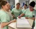 Bild: Kliniken Nordoberpfalz/exb
Stationsleiterin Nadine Zeis (Zweite von links) stand den Schülerinnen in der Tirschenreuther Station zur Seite.